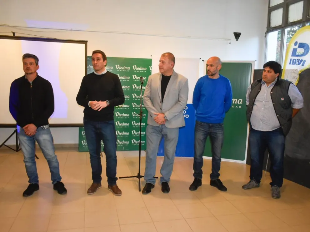 Las autoridades, encabezadas por el intendente Marcos Castro y el presidente de la cámara, Andrés Leiza, abrieron el evento. Entre las demostraciones gastronómicas se prepararán barritas de avellanas. Fotos Vanesa Schwemmler para NoticiasNet.