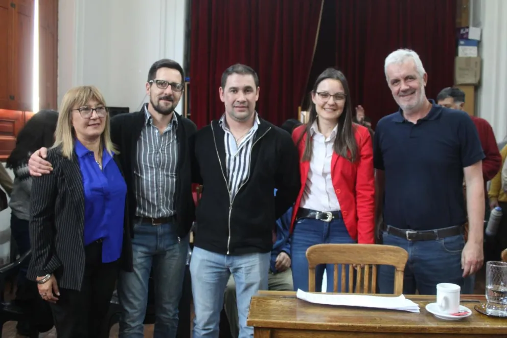 Cristian Duarte en el centro de los concejales de Unión por la Patria.