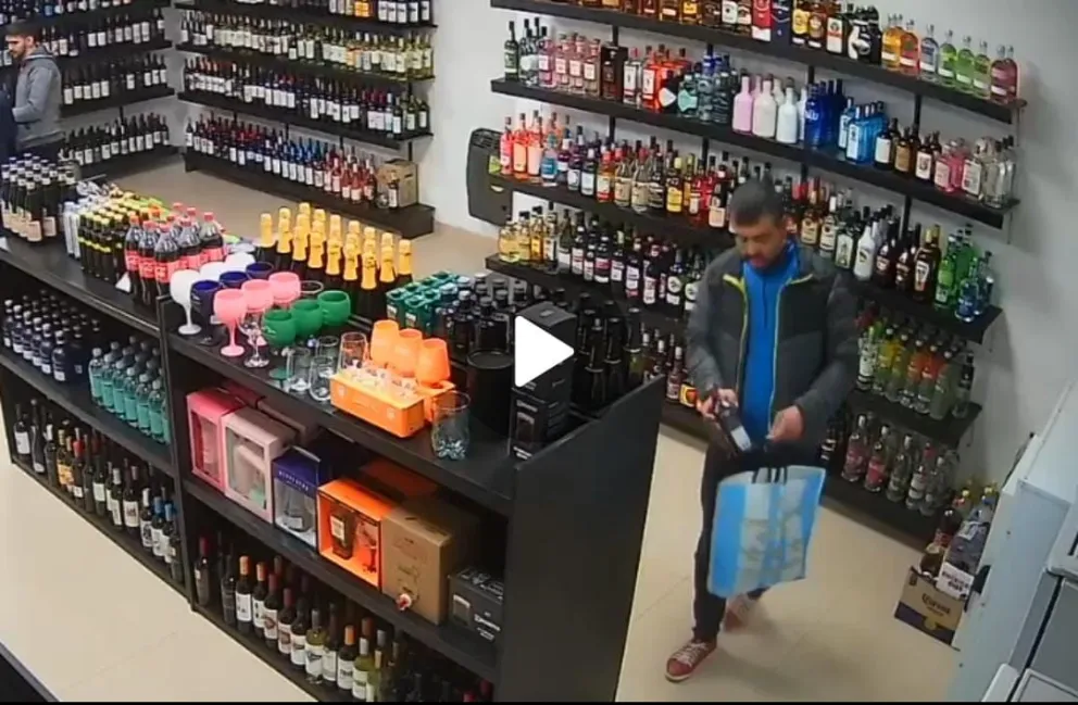 Ladrón viedmense filmado en pleno acto delictivo. 