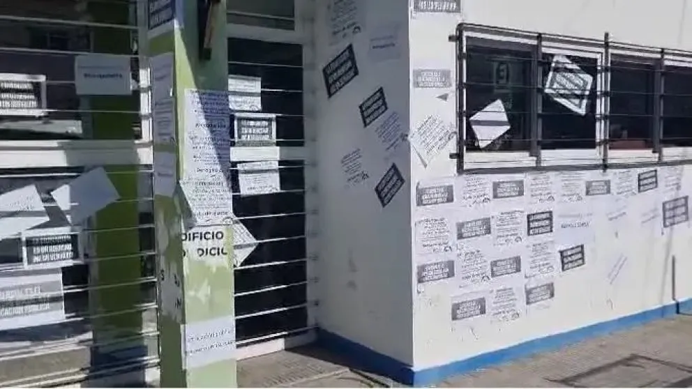 Los manifestantes empapelaron hasta la vereda del CPE en Álvaro Barros al 500 de esta capital.