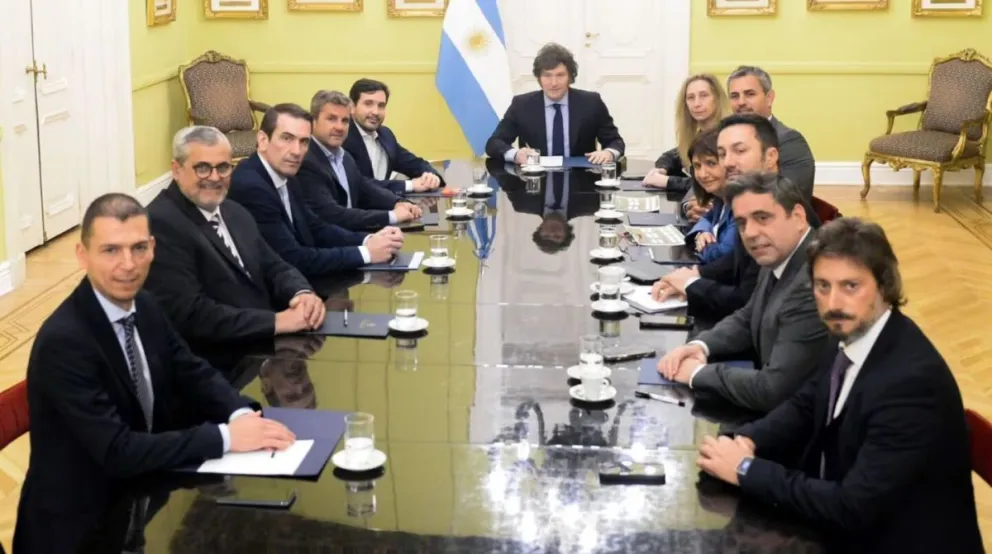 El encuentro previo a la votación entre los diputados radicales y el presidente Javier Milei.
