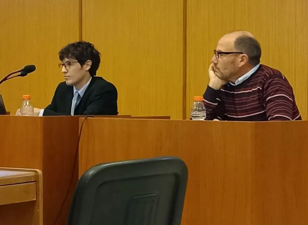 El defensor Joaquín Hertzriken y el condenado Gatti. (Foto ANRoca).