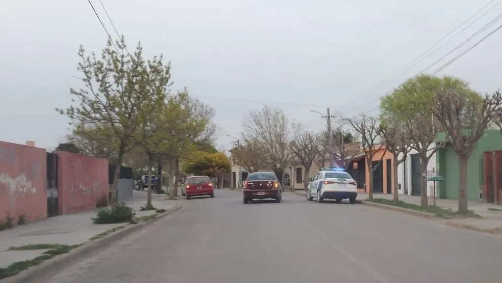 Un patrullero en la puerta.