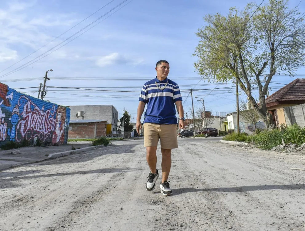 El muchacho trae en la mochila un historia musicial, familiar. Fotos Vanesa Schwemmler para NoticiasNet.
