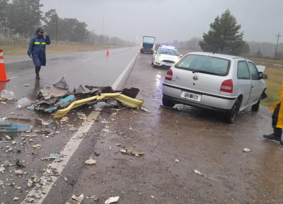 El paragolpe quedó tirado en medio de la ruta. Foto gentileza.