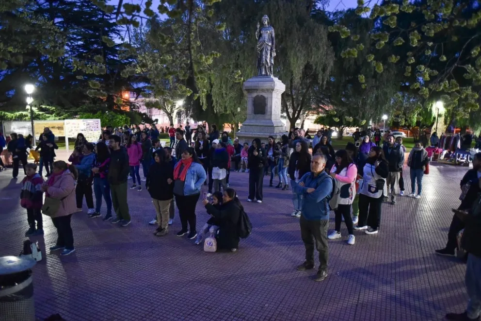 Publico disfruta de la música en la plaza 7 de Marzo.