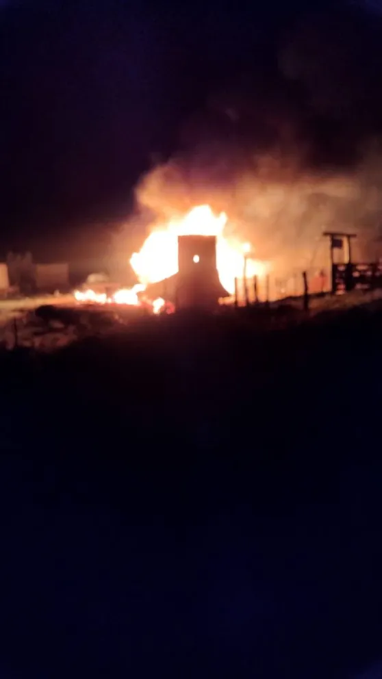 Trabajaron bomberos de El Cóndor. Fotos gentileza.