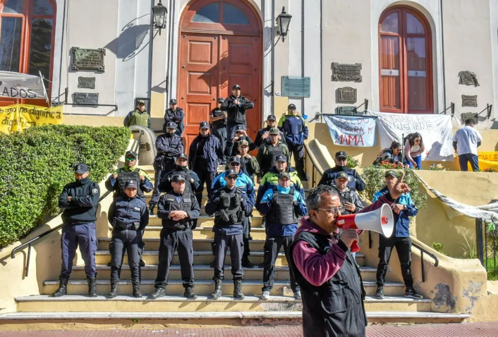 Enfermeros al pie de la lucha en Patagones.  (Vanesa Schwemmler/ NOTICIASNET). 