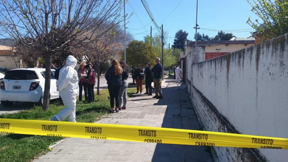 El cuerpo fue hallado en una vivienda de Roca al 800. Fotos Vanesa Schwemmler NOTICIASNET. 