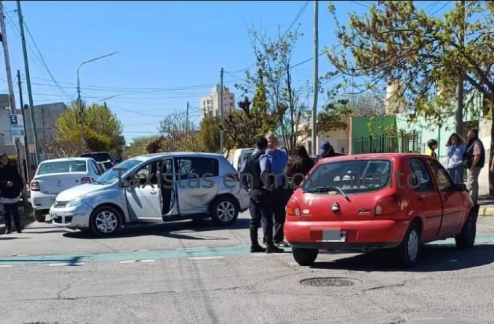 Los peritos quedaron en el lugar para determinar quien tiene la culpa. Foto gentileza: Taxistas en movimiento.