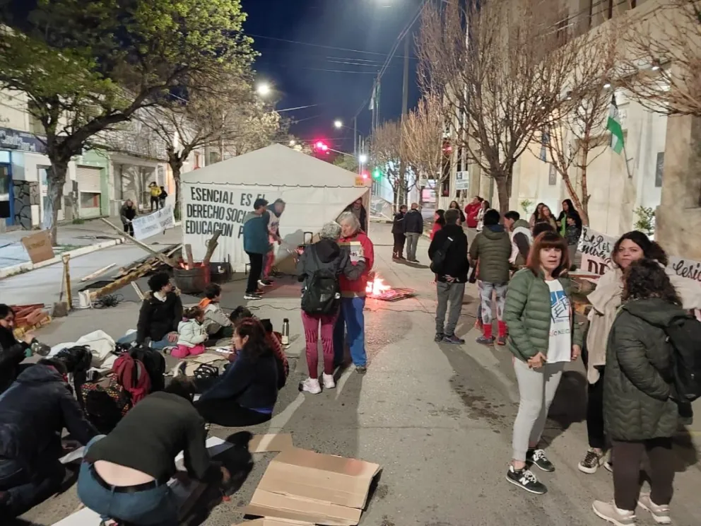 Los docentes están acampando frente a la Legislatura. 