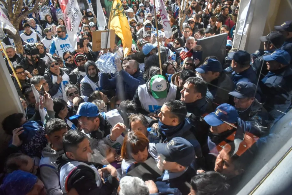 Desde la UNTER intentando ingresar al recinto parlamentario (Foto: Vanesa Schwemmler)