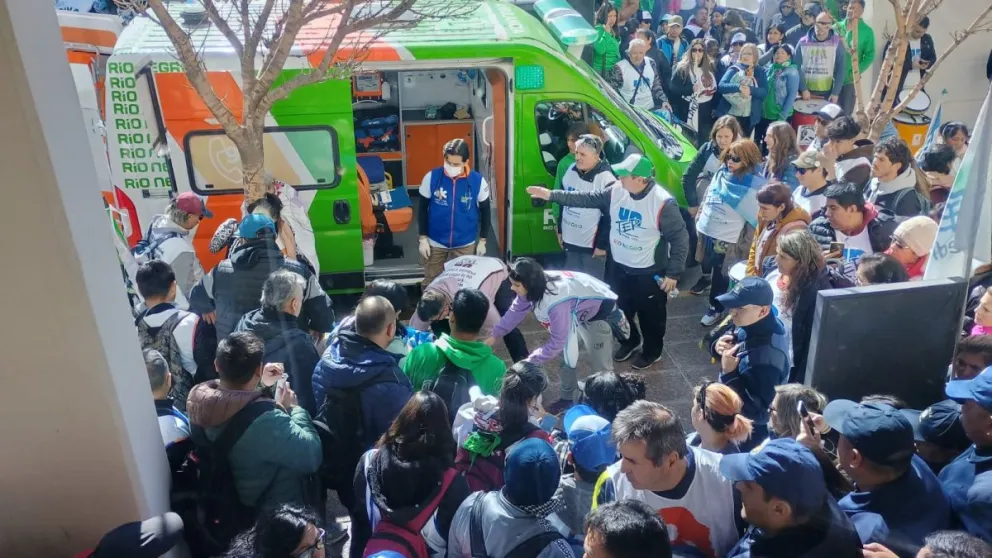 Una ambulancia se hizo presente por gente descompensada  (Foto: Vanesa Schwemmler)