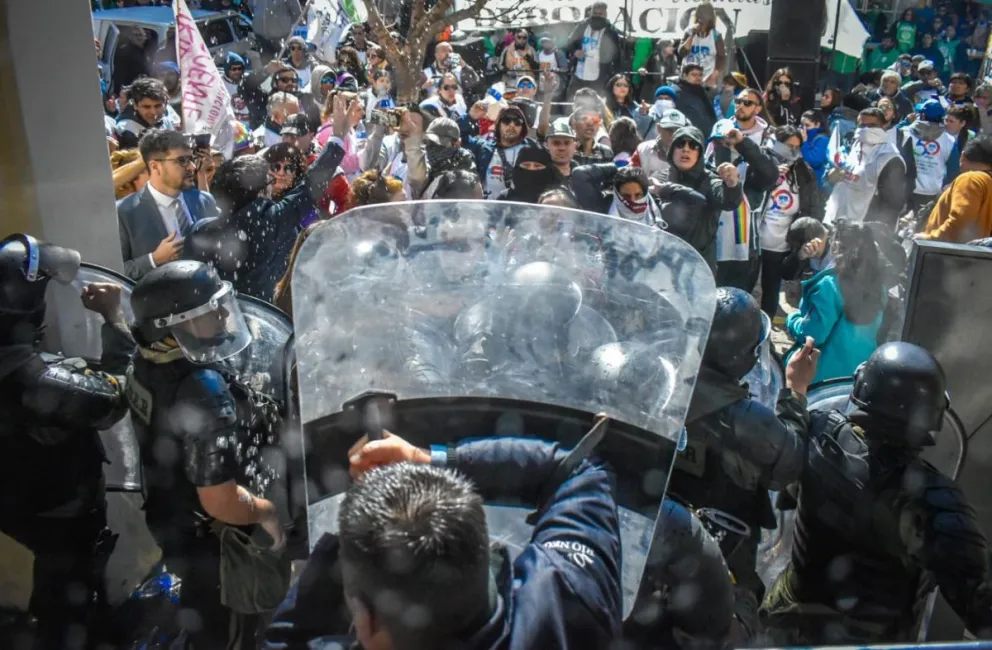 El ministro Gatti también rechazó la violencia.