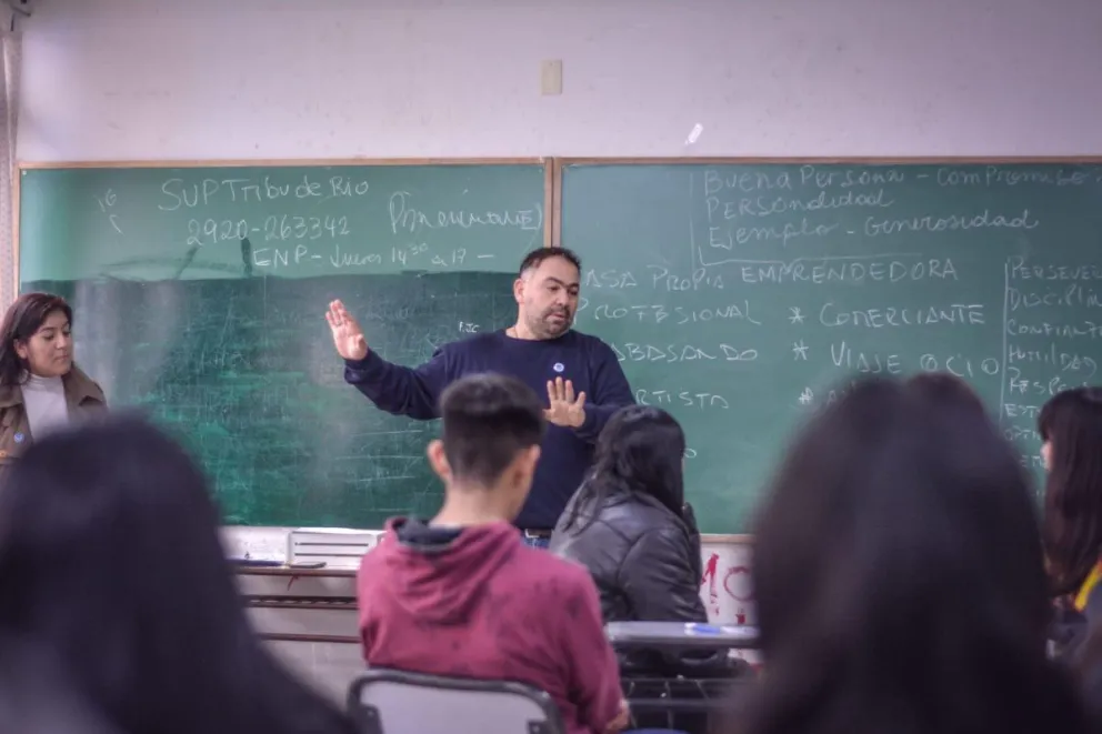 "Debemos motivar y acompañar a los jóvenes", dijo Lemos.