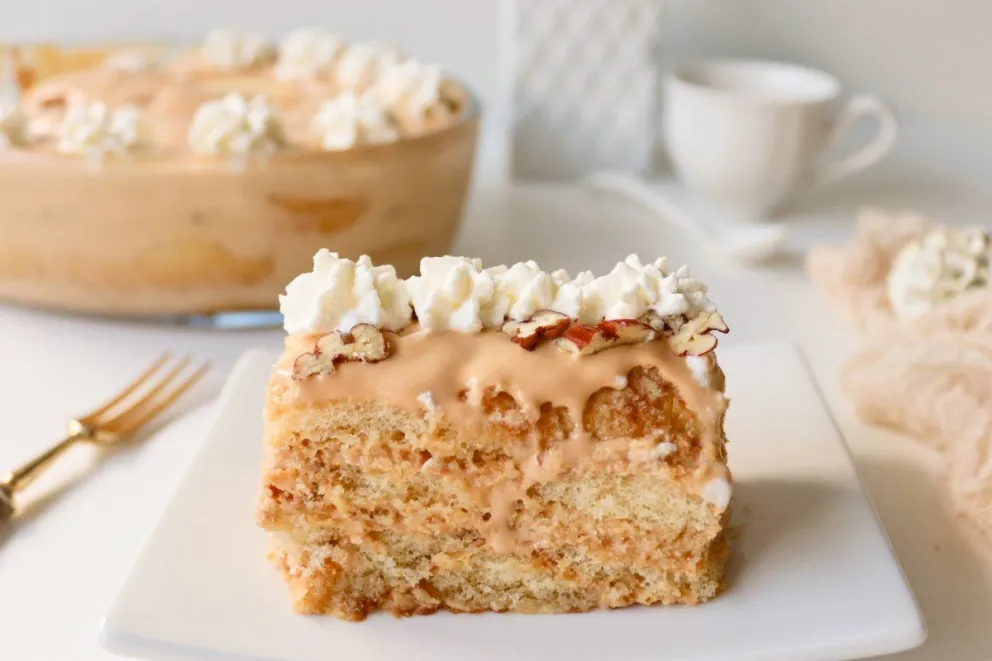 Torta borracha de vainilla y dulce de leche.