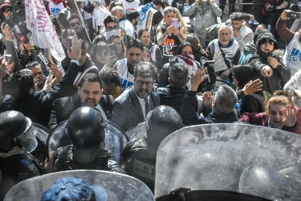 Manifestación de UNTER teñida de violencia. Fotos: Vanesa Schwemmler NOTICIASNET.