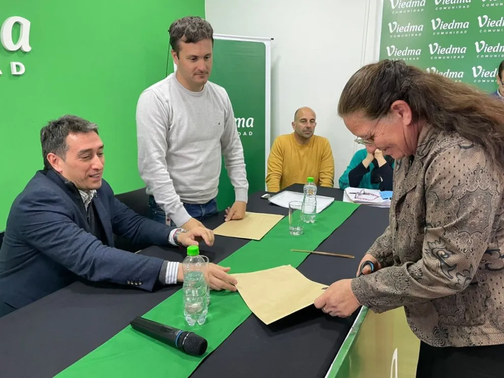 Marcos Castro, firmando el contrato para que comience la obra (Foto: gentileza)