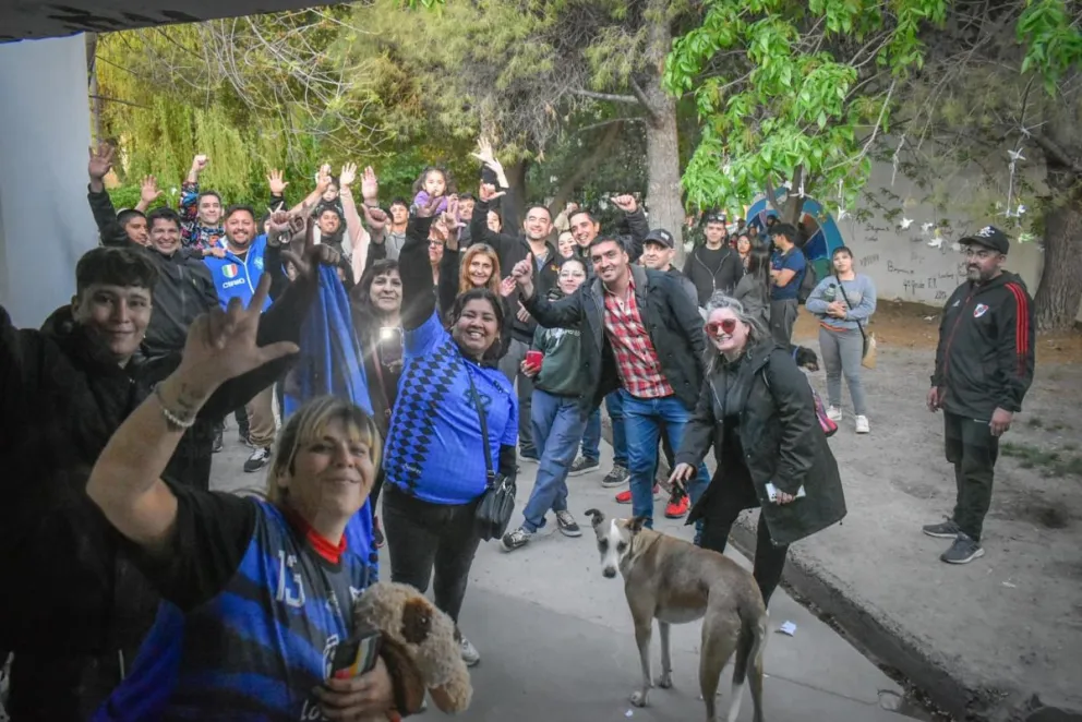 Festejos alocados en el barrio Guido, como si fuera un campeonato de fútbol. 