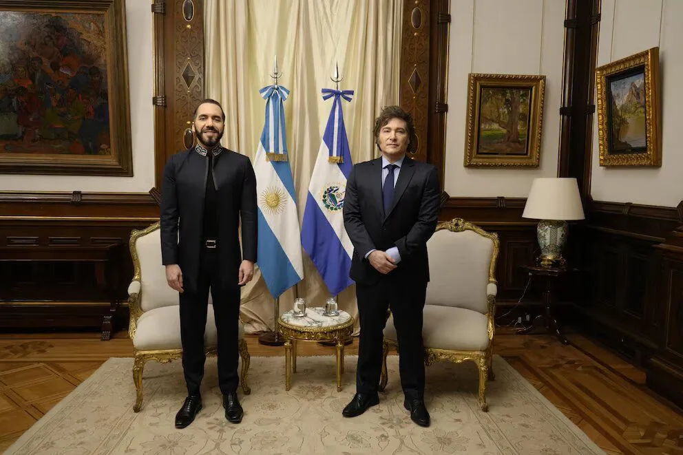 Nayib Bukele junto a Javier Milei.