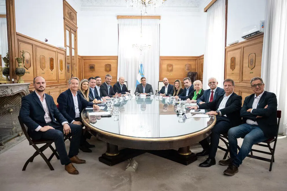 El Gobierno se reunió con diputados dialoguistas.