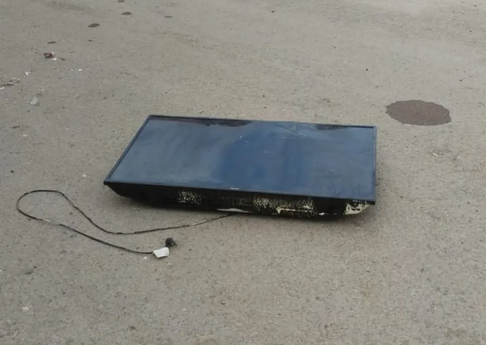 Andaba con un led 32 pulgadas ajeno y se desembarazó de él cuando lo vieron los policías. La madre lo estaba esperando en un auto. Foto gentileza.