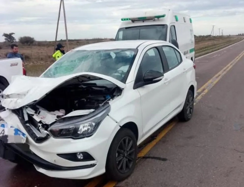 El Cronos resultó destrozado y quedó sobre la doble amarilla. Fotos gentileza.