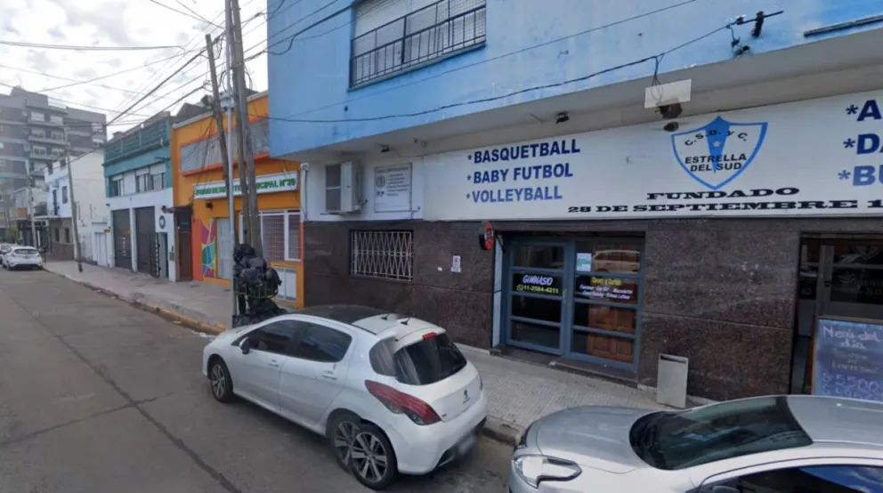 Los padres exigieron explicaciones a los directivos en la puerta del jardín. 