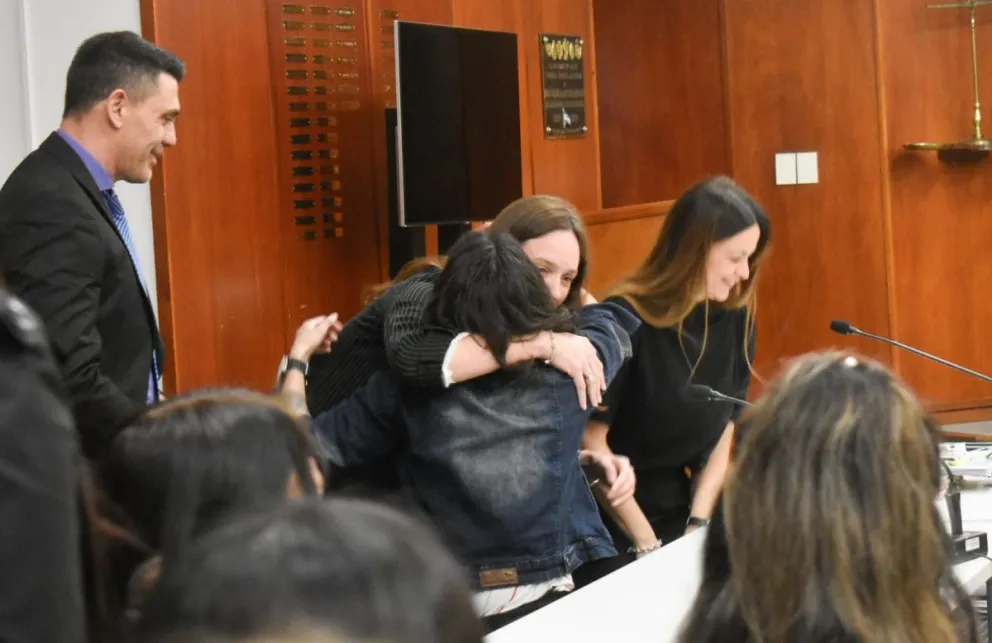 Profundo abrazo entre la víctima y la fiscal. Foto Vanesa Schwemmler/ NoticiasNet. 