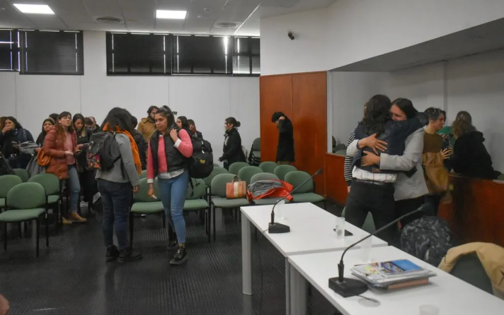La víctima terminó emocionada con el veredicto . Foto Vanesa Schwemmler. 