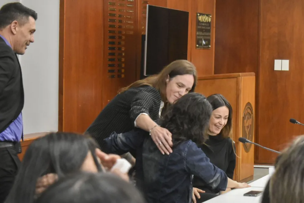 La fiscal le dio un profundo abrazo a la víctima luego de conocerse la culpabilidad de su agresor (Foto: Vanesa Schwemmler) 