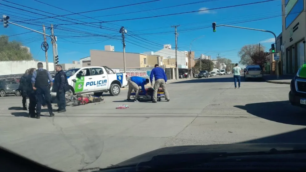 La mujer mayor es quien resultó más golpeada en la caída. Foto gentileza Taxistas en Movimiento.