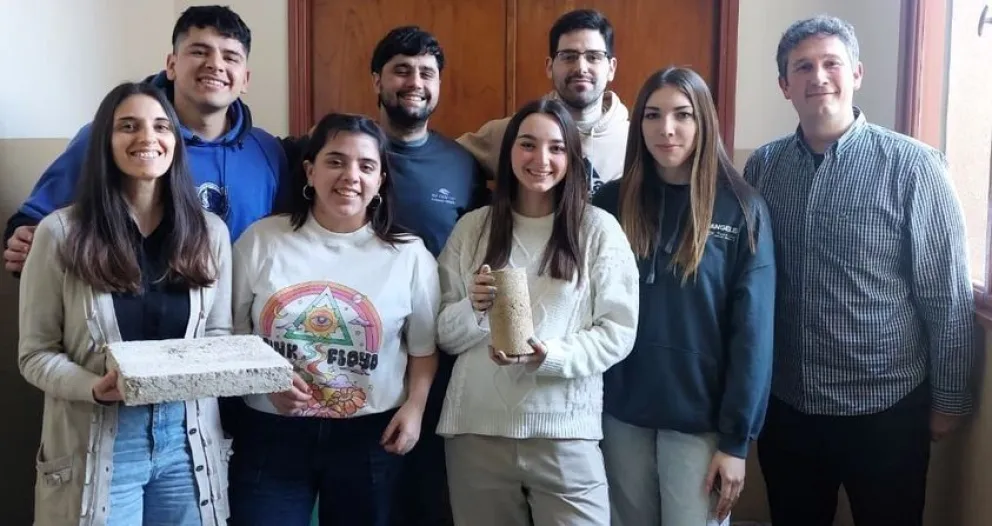 Los estudiantes, con el sello de Viedma, tras un destacado logro. 