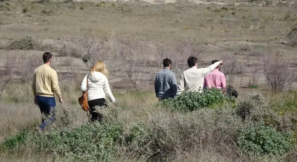 Unos meses atrás, el intendente Marcos Castro visitó el predio ubicado en parte de lo que era la disecada laguna de El Juncal.