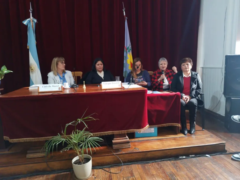 Andan de aquí para allá con las máquinas de coser.
