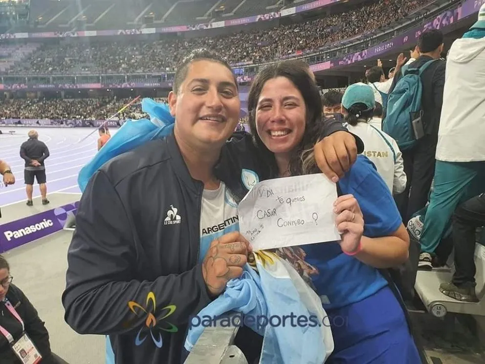 Desde Cinco Saltos a París, una historia de amor que recorre el mundo. Hernán y Camila, felices. Foto: paradeportes.com.