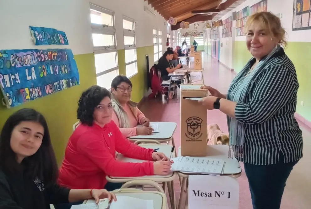 La actual comisionada Gladys Almuna emitió su voto. Foto gentileza.