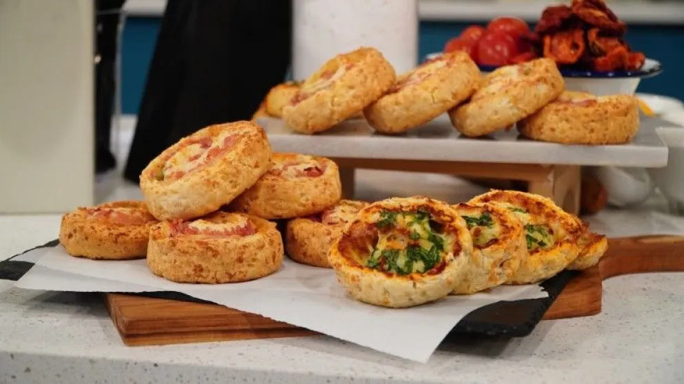 Rolls de chipá con jamón y queso.