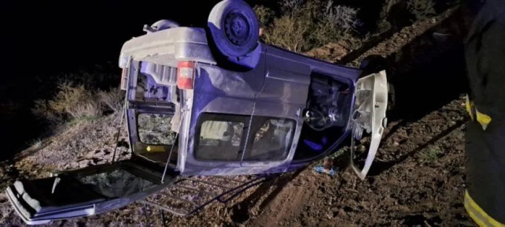 Así quedó el utilitario luego del vuelco (Foto: gentileza Mapuchito Noticias)