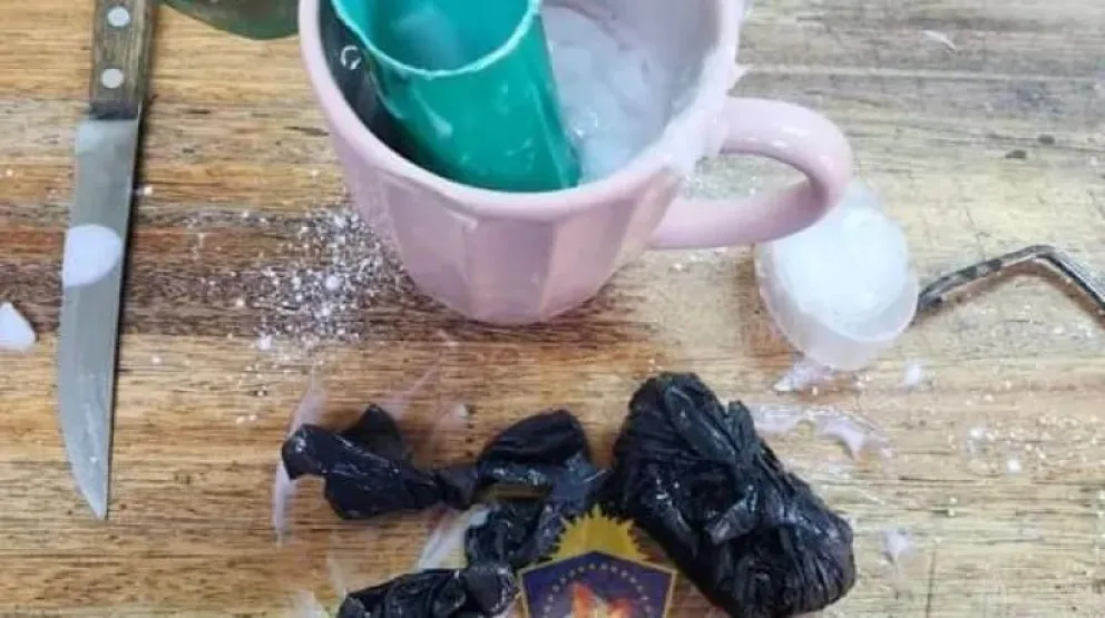 En el interior de un recipiente de shampoo había cinco envoltorios de sustancias sospechosas | Imagen gentileza Policía de Neuquén.