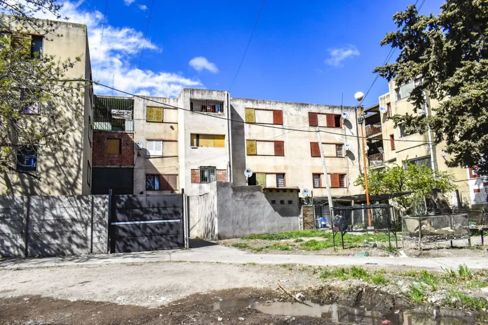 Le pegaron con un caño de gas.