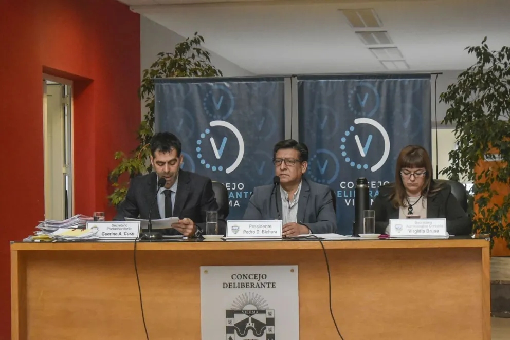 El presidente del Concejo Deliberante, Pedro Bichara, junto al secretario Legislativo, Ángel Curzi y la secretaria Administrativa, Virginia Brusa. Foto: archivo 