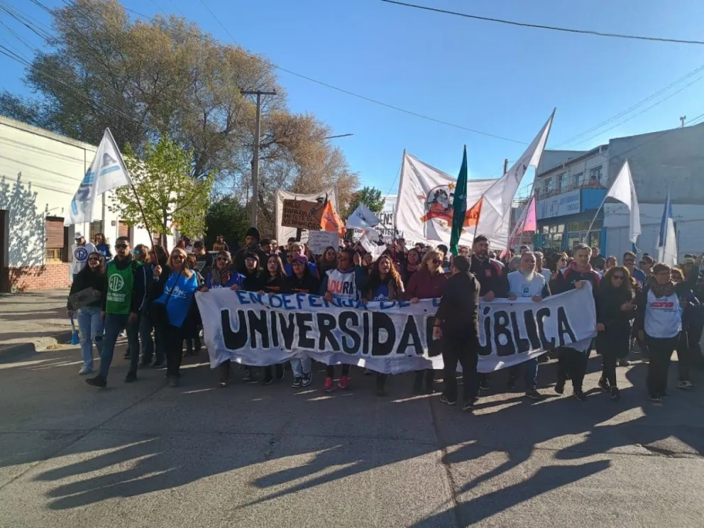 Columnas por calle Guido. Foto Vanesa Schwemmler para NoticiasNet.