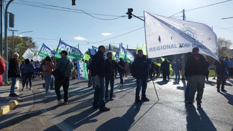 Mucha gente en las calles de Viedma por la educación pública y gratuita.