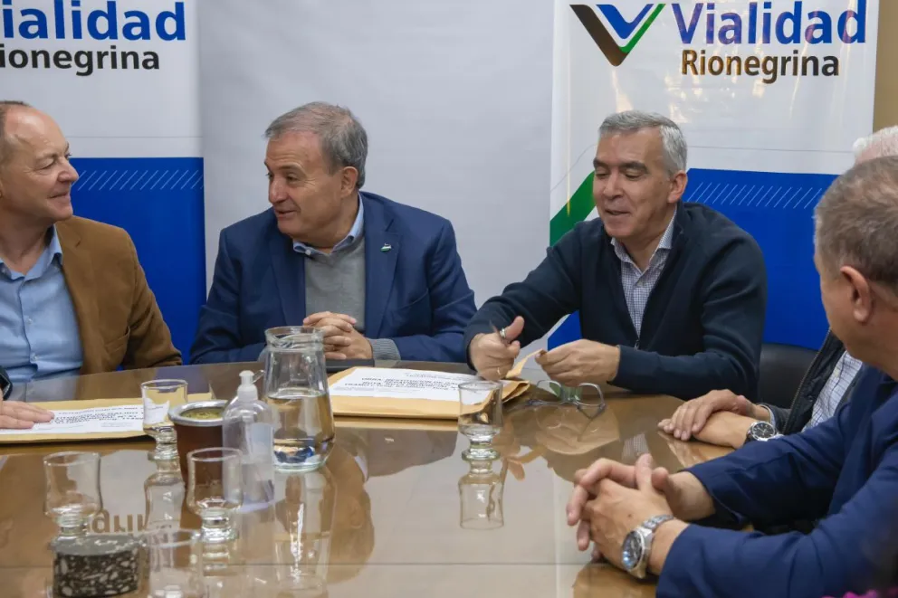 Raúl Grün charló con Marcos Castro y Alejandro Echarren antes de la apertura de sobres con la presencia de López. (Foto: Vanesa Schwemmler)
