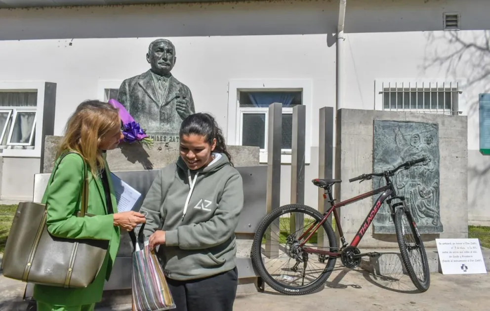 Todo es felicidad tras el sorteo de la bicicleta. Fotos Vanesa Schwemmler. 