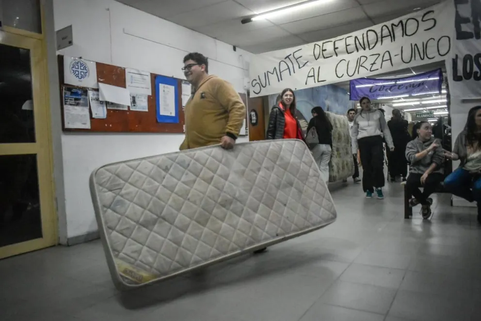 Hasta colchones para pasar la noche aparecieron en el CURZAS. Fotos: Vanesa Schwemmler para NoticiasNet.