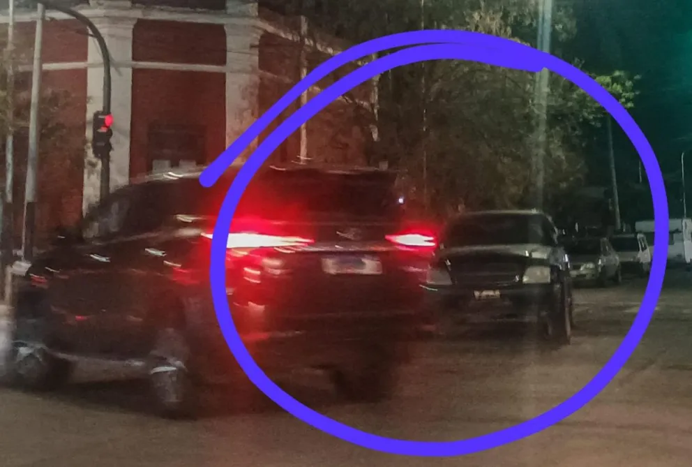 El giro a la izquierda frente a otro vehículo, que pese al atardecer, no tenía encendidas las luces.