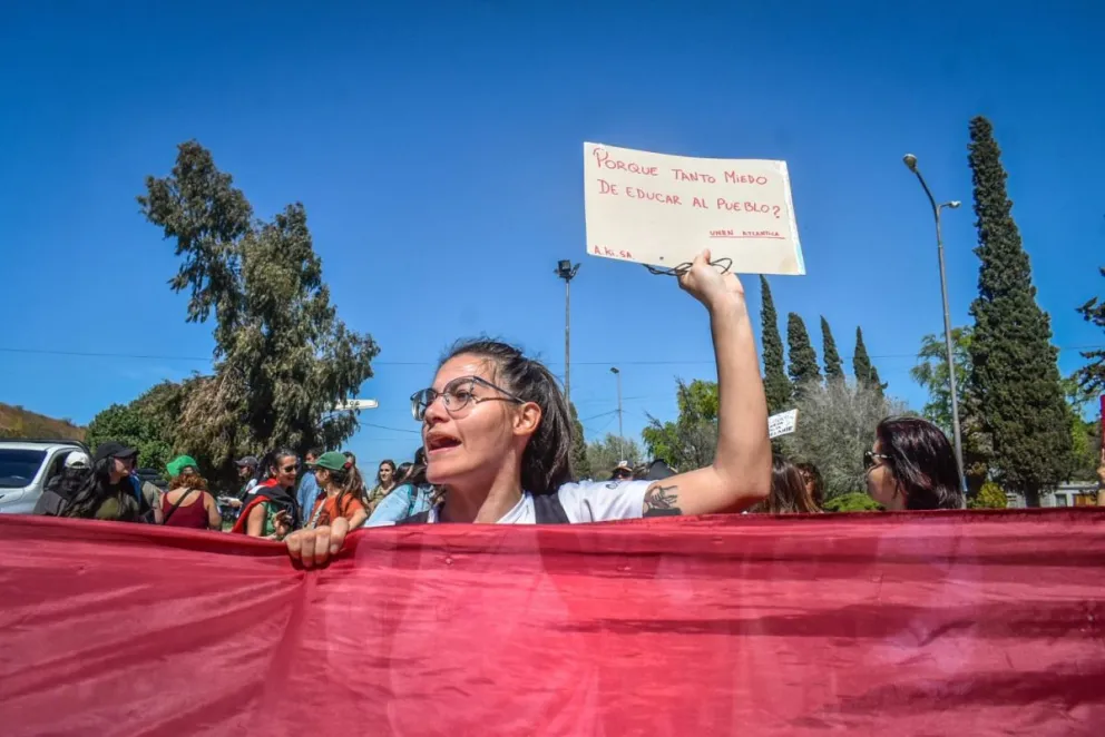 Protesta en el Puente Viejo. Fotos Vanesa Schwemmler. 
