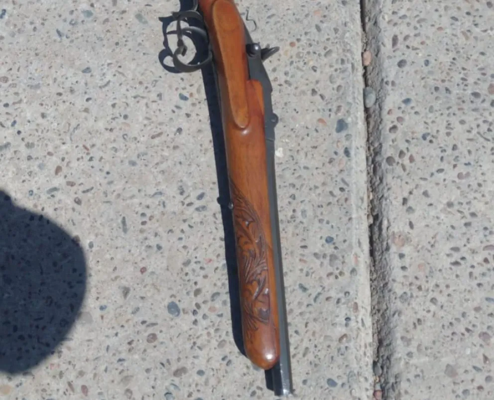 El "pistolón" encontrado en calle Dorrego del complejo habitacional.